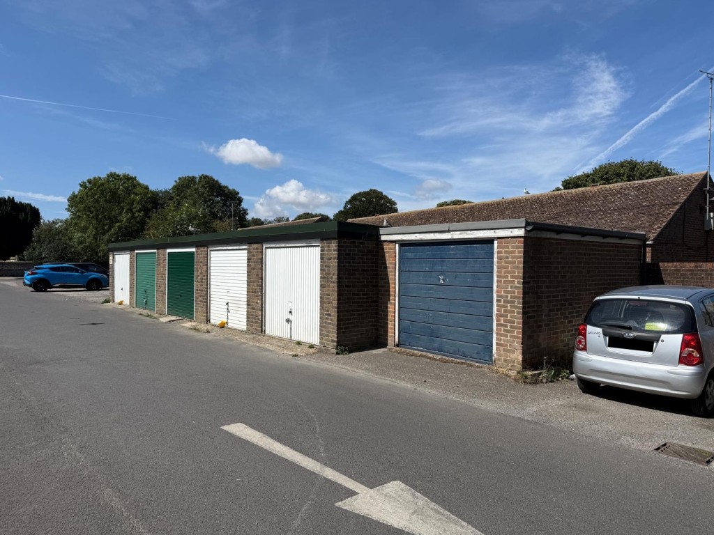 Lot: 26 - FREEHOLD GARAGE - The terrace